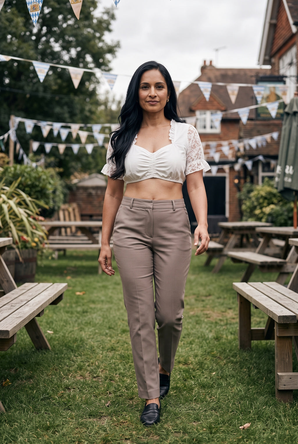 SOLTERI Nina - Modern Cropped Lace Blouse