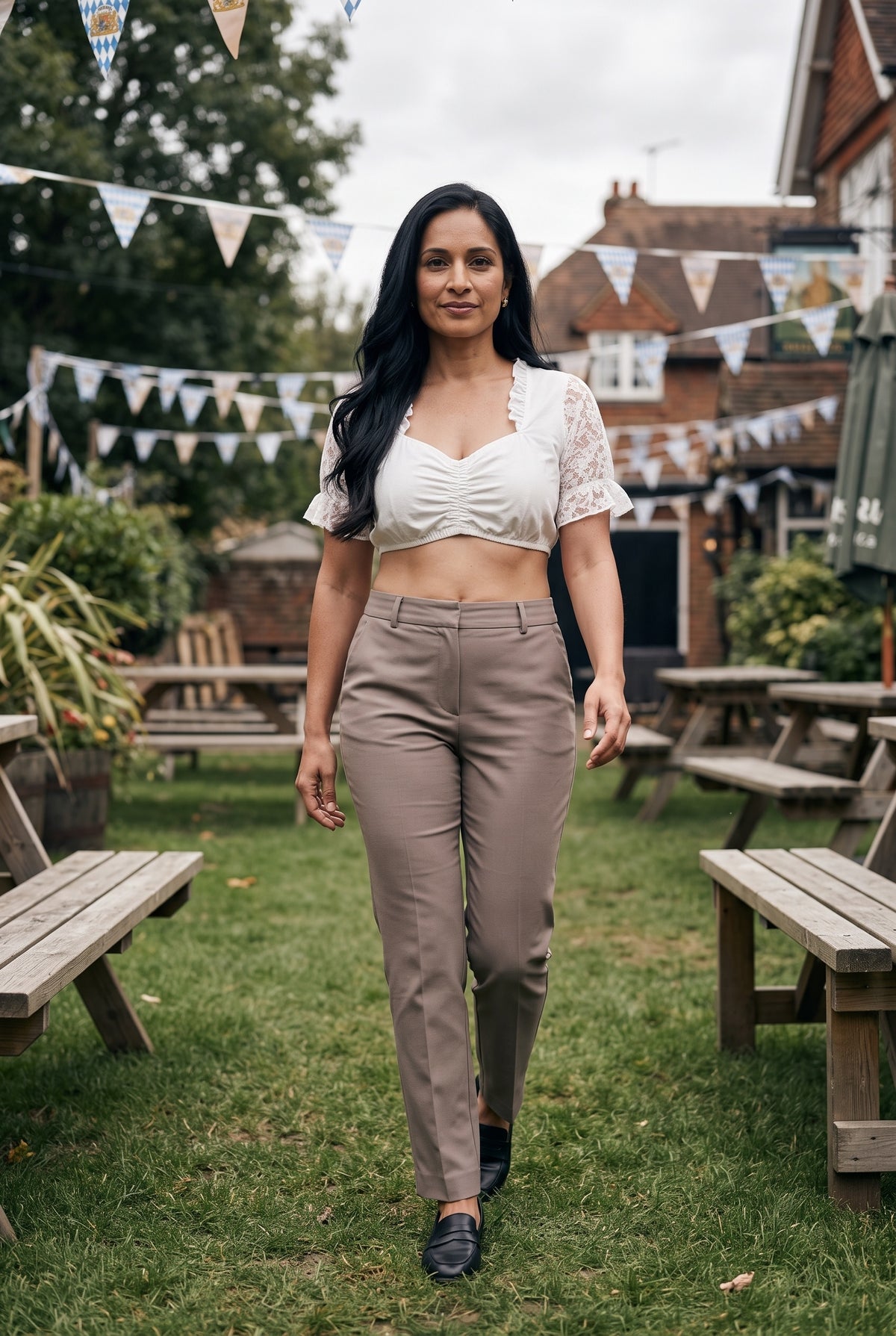 SOLTERI Nina - Modern Cropped Lace Blouse